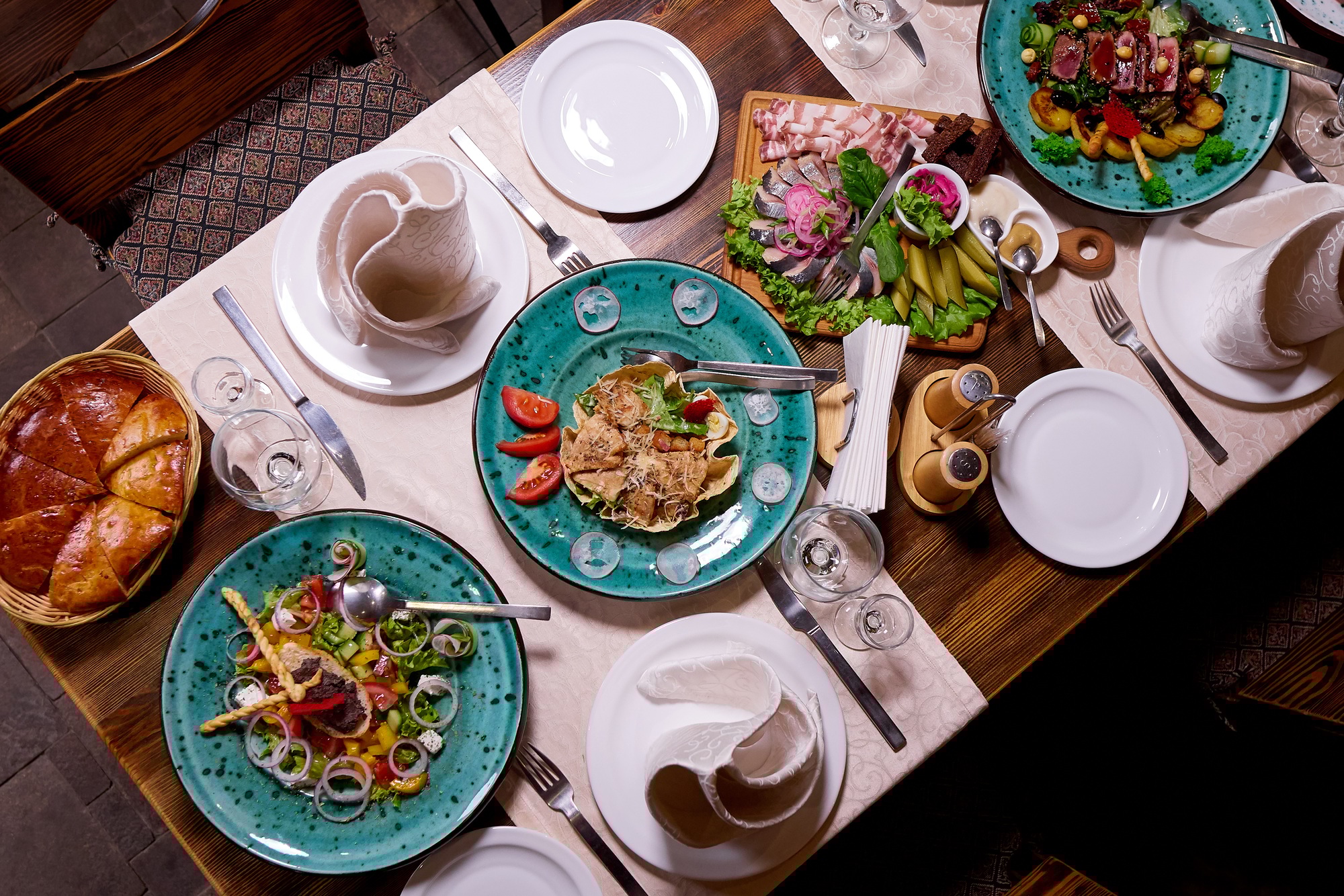 Dining table in the restaurant